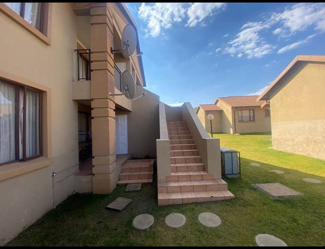 2 BEDROOM TOWNHOUSE FOR SALE IN MEREDALE